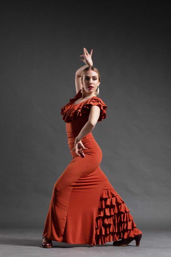Tänzerin in rost-roter Flamenco-Kleidung