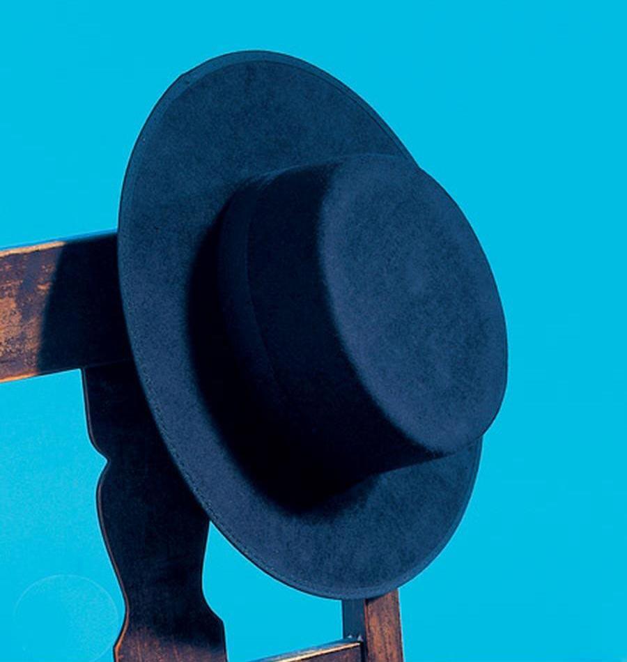 Flamenco Hut auf Stuhllehne