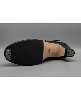 Kinder Flamencoschuh genagelt